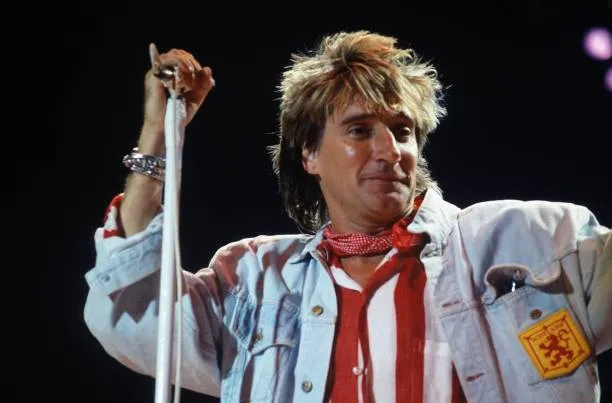 Rod Stewart Electrifies Bercy Concert Hall in Paris with Iconic Performance