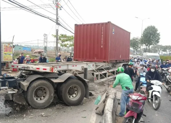 Xe Container H.úc V.ăng Dải Phân Cách T.ông 2 Xe Máy Khiến 3 Người B.ị Th.ương ở Hóc Môn