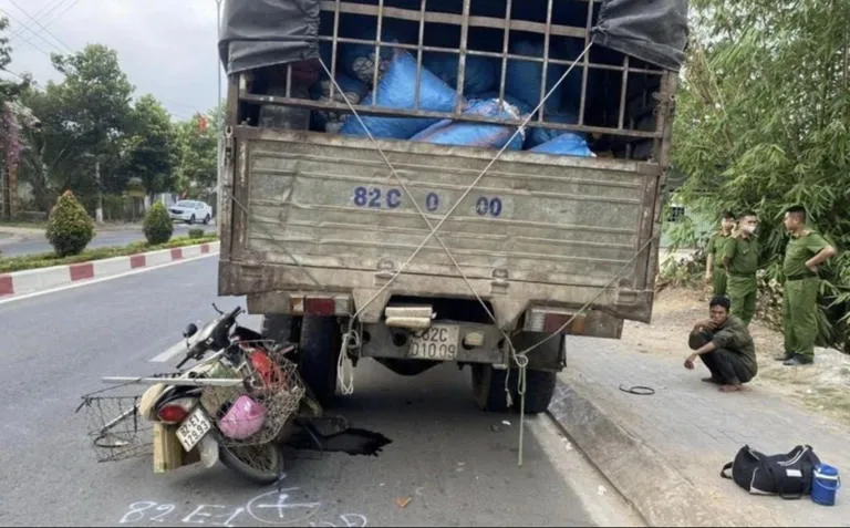 T.ÔNG VÀO ĐUÔI Ô TÔ TẢI, NGƯỜI PHỤ NỮ T.Ử V.ONG