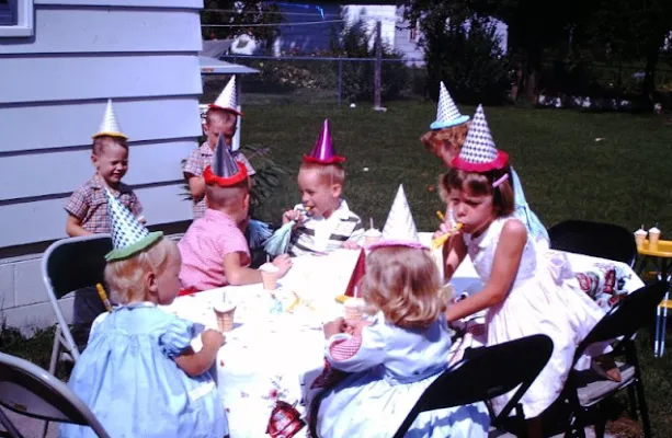 33 Lovely Photos of Children at Their Birthday Parties in the 1950s