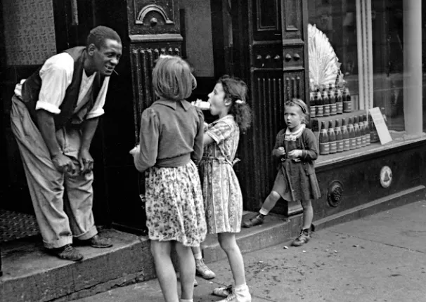 30 Amazing Snapshots Capture Street Life in New York City From the Mid-1930s to the End of the 1940s