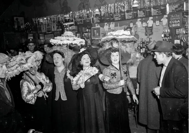 25 Amazing Photographs Documented Everyday Life at the "Alcoholic Haven" Sammy's Bowery Follies in the 1940s