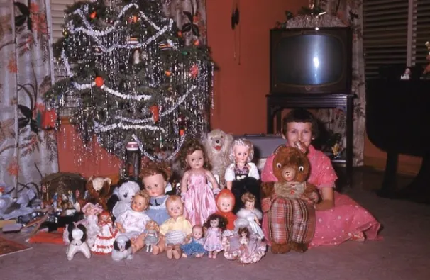 40 Cool Pics Show Gifts That Children Often Received on the '50s and '60s Christmas