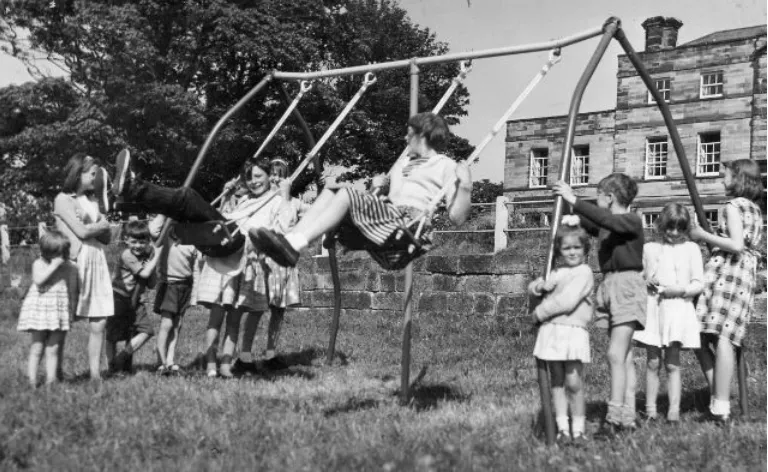 28 Interesting Vintage Photos Show People Playing Swing in the Past