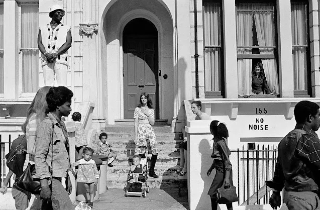 25 Black and White Photographs Captured Street Scenes of London in 1975