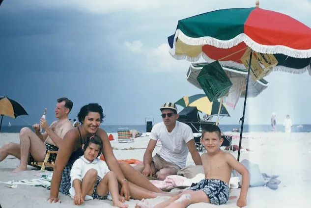 35 Wonderful Color Photos Show Beach Life in the 1950s