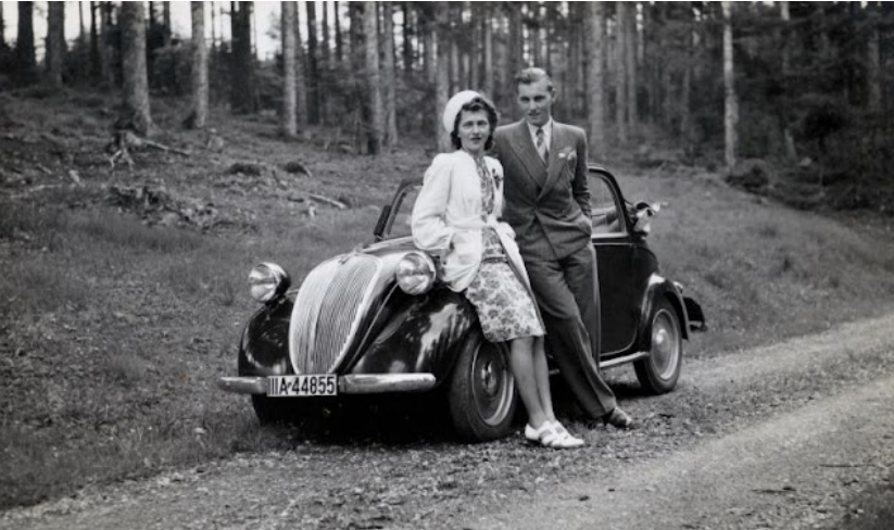 Lovely Vintage Photos of ’30s Couples Posing With Their Cars _ Old US Nostalgia