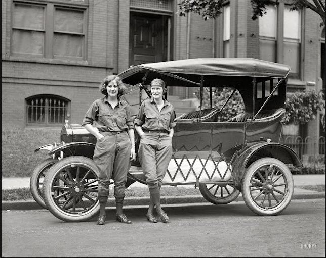 20 Stunning Vintage Photographs of Women Posing With Automobiles From the 1920s