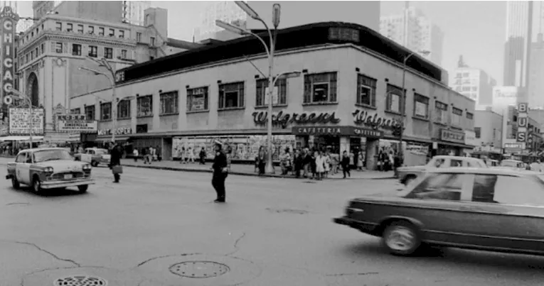 48 Vintage Photographs Capture Street Scenes of Chicago in the Early 1970s