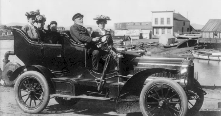 Vintage Photos of Early American Automobiles from the 1900s