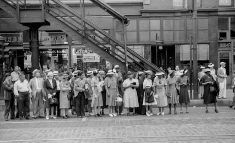 Striking Black and White Photos of Chicago in 1941