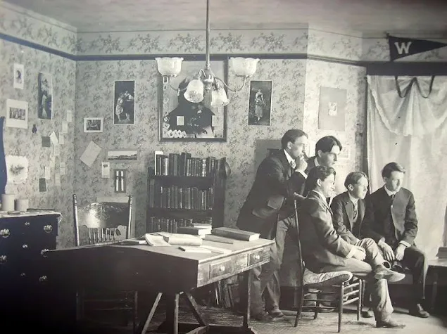 37 Amazing Photos Show Students in Their Dorm Rooms From Between the 1900s and 1910s _ Nostalgic US