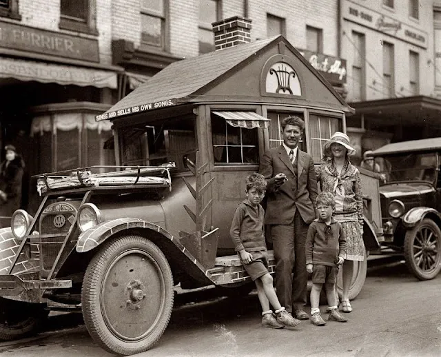 Vintage Photos of 12 Crazy Wooden Homes on Wheels From the Early 20th Century