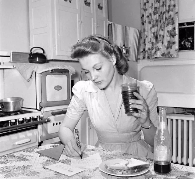 32 Photos of Young Housewives From Between the 1940s and 1950s _ Vintage US