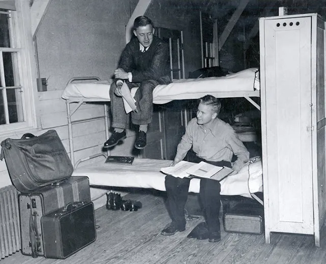Incredible Photos Show How College Dorm Life Has Changed in the U.S Over 100 Years _ Vintage US
