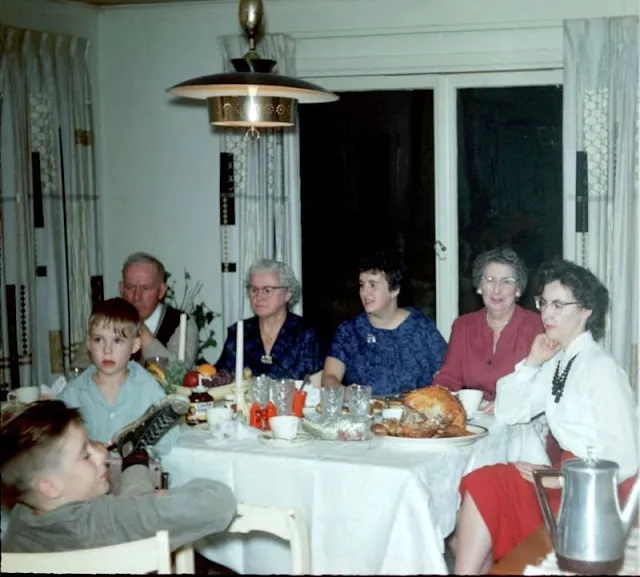 30 Intimate Snaps That Capture Thanksgiving Dinners in the 1950s and 1960s _ Throwback American Life