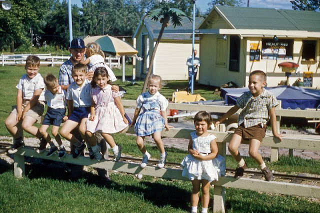 25 Beautiful Kodachrome Slides Show What Children Wore in the 1950s