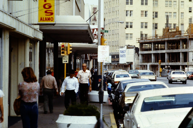 30 Wonderful Color Snapshots Show Street Scenes of Corpus Christi, Texas in the 1970s