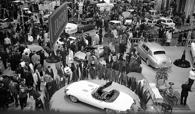 28 Black and White Photos of the New York Auto Show in 1965 ‎