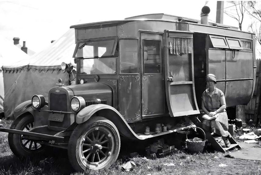 Vintage Wooden Homes on Wheels: Photos of Mobile Living From the Early 20th Century