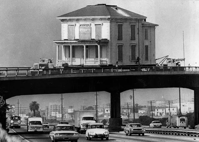 14 Vintage Photos of Houses Moving in Los Angeles From the Past