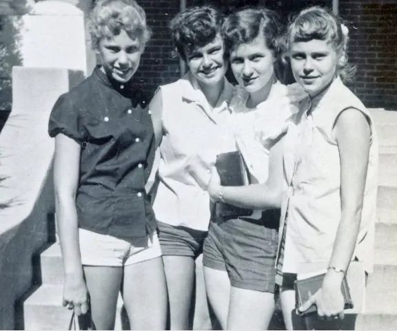 35 Found Photos Show Lifestyle of the ’50s American Teenagers