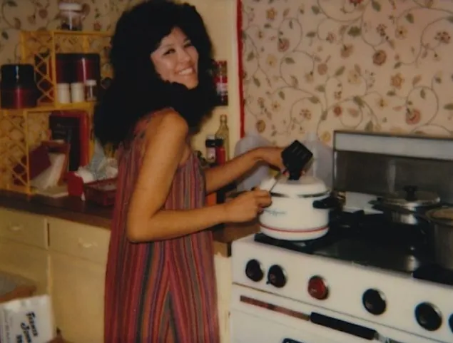 35 Candid Snapshots of Women in the Kitchen in the 1960s and 1970s ‎