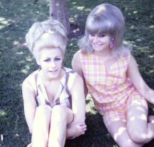 35 Cool Photos of Blonde Bouffant Hair Ladies in the 1960s