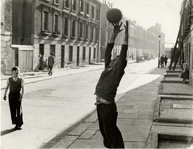 Vintage Photographs Capture Working-Class Life on the Streets of the U.K in the 1950s _ UK Time Capsule