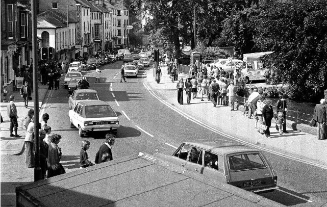 Vintage Photos Capture Street of Matlock (Derbyshire) in the 1970s _ UK and Australia