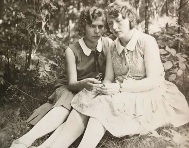 Photos vintage illustrant la mode adolescente des années 1920 _ FrVintage