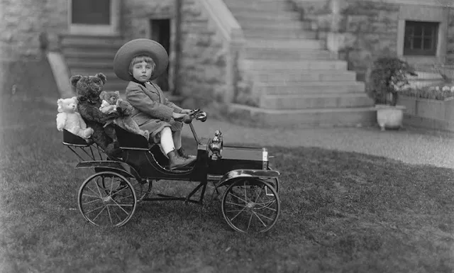 Vintage Photos of Children Posing With Their Cool Pedal Cars From Between the 1920s and 1950s _ UK Time Capsule