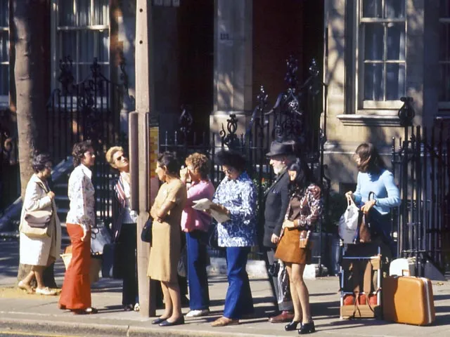 Fantastic Vintage Photos of People at Bus Stops _ UK Time Capsule