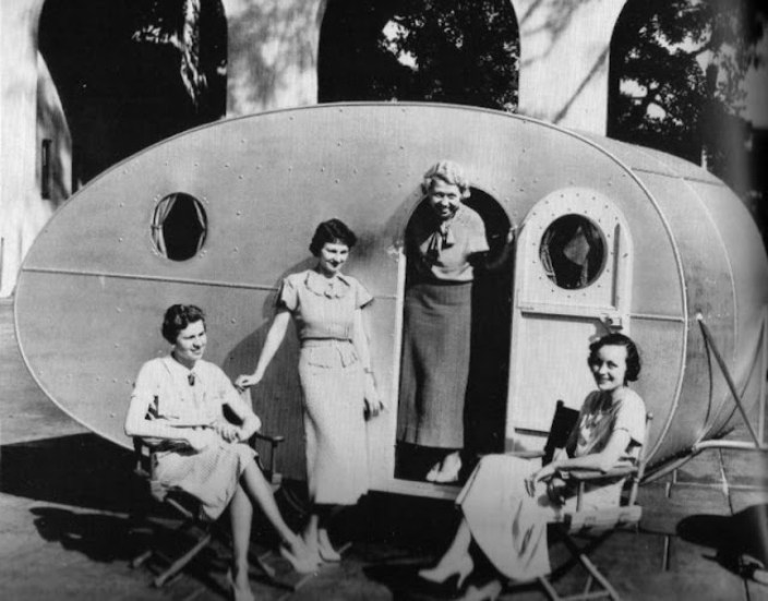 Amazing Vintage Photographs of Trailer Shows From the 1930s and 1940s _ AuVintage