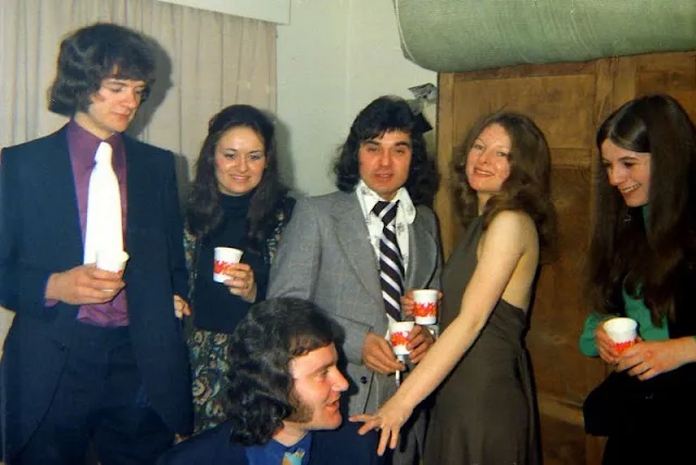 40 Intimate Photos Capture Young People of the UK at Home Parties in the Early 1970s _ Ukhistorical