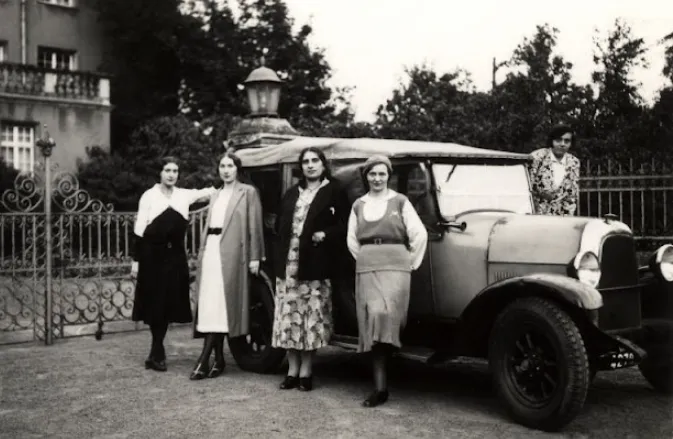 Cool Pics That Capture People Posing With Their Fiat Cars in the 1920s and ‘30s _ AuVintage