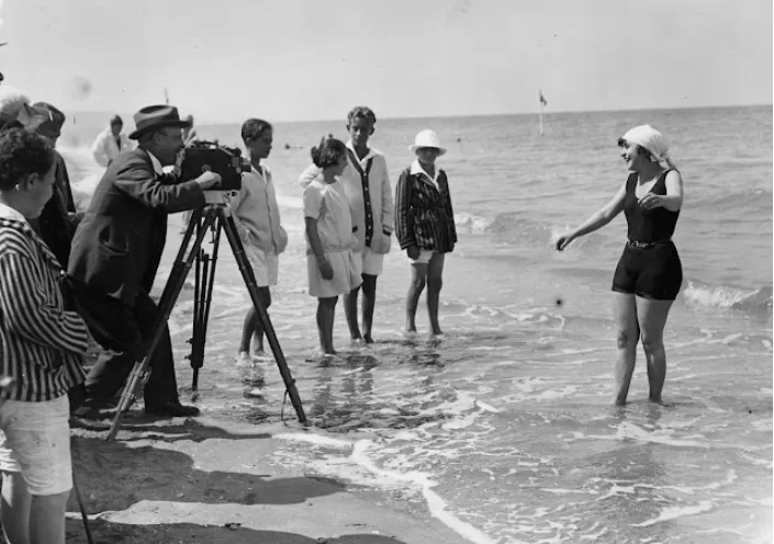 34 instantanés vintage capturent des gens s'amusant sur la plage de Deauville du début du 20e siècle _ frhistoire