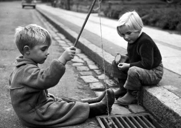 37 Touching Pictures of Children That Give You Much Emotion _ Ukhistorical