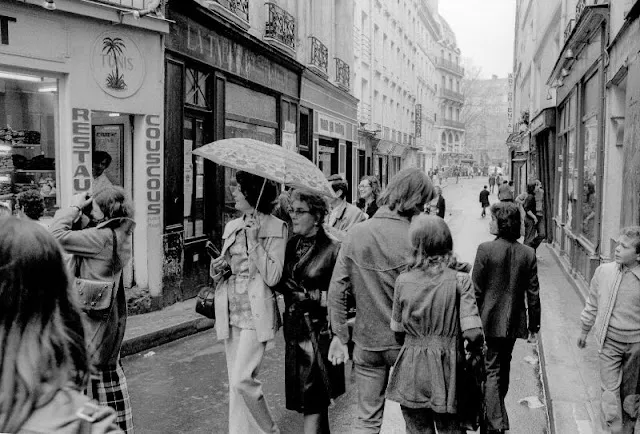 45 photos fascinantes en noir et blanc capturant les scènes de rue de Paris au début des années 1970 _ frhistoire