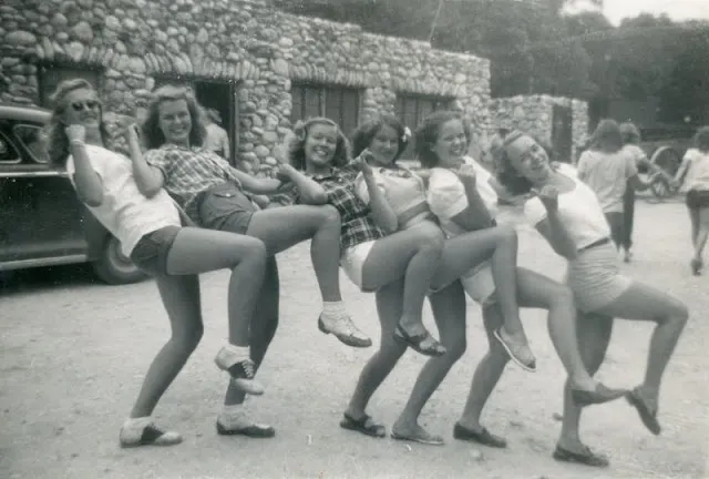 Photos trouvées vintage de jeunes femmes des années 40 en shorts _ frhistoire