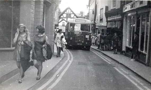 Mini-jupes & Coiffures volumineuses : Les deux styles de mode préférés pendant les années 1960 _ frhistoire