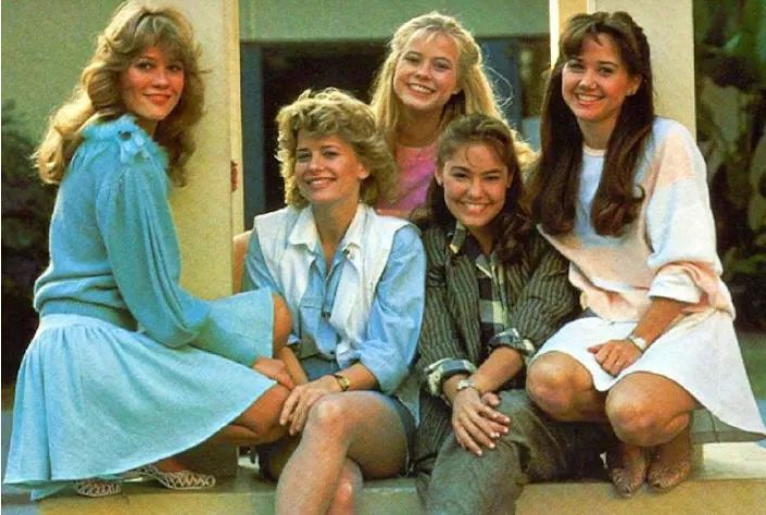 Jupe Rah-rah : La tendance mode populaire des jeunes femmes au début des années 1980 _ frhistoire