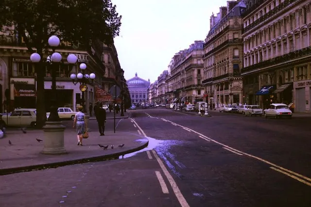 Des photos couleur fascinantes capturent les scènes de rue de Paris au milieu des années 1960 _ frhistoire