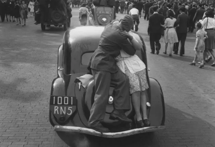 38 photos en noir et blanc étonnantes qui capturent la vie quotidienne de Paris dans les années 1930 et au début des années 1940 _ frhistoire