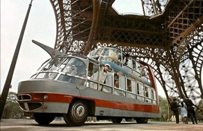 Étrange bus à deux étages à Paris, années 1950 _ frhistoire