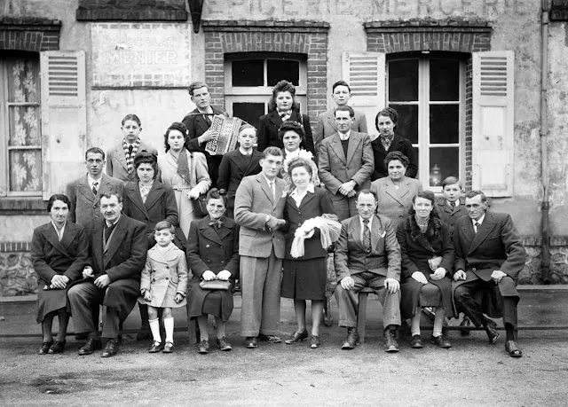50 photos de groupe de mariage fascinantes en France du début des années 1950 _ frhistoire 50 photos de groupe de mariage fascinantes en France du début des années 1950 _ frhistoire