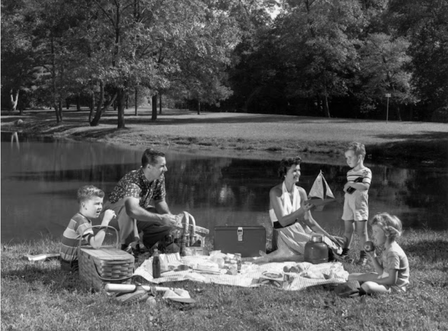 These 12 Vintage Photographs Celebrate the Simple, Easygoing Fun of Summers Past