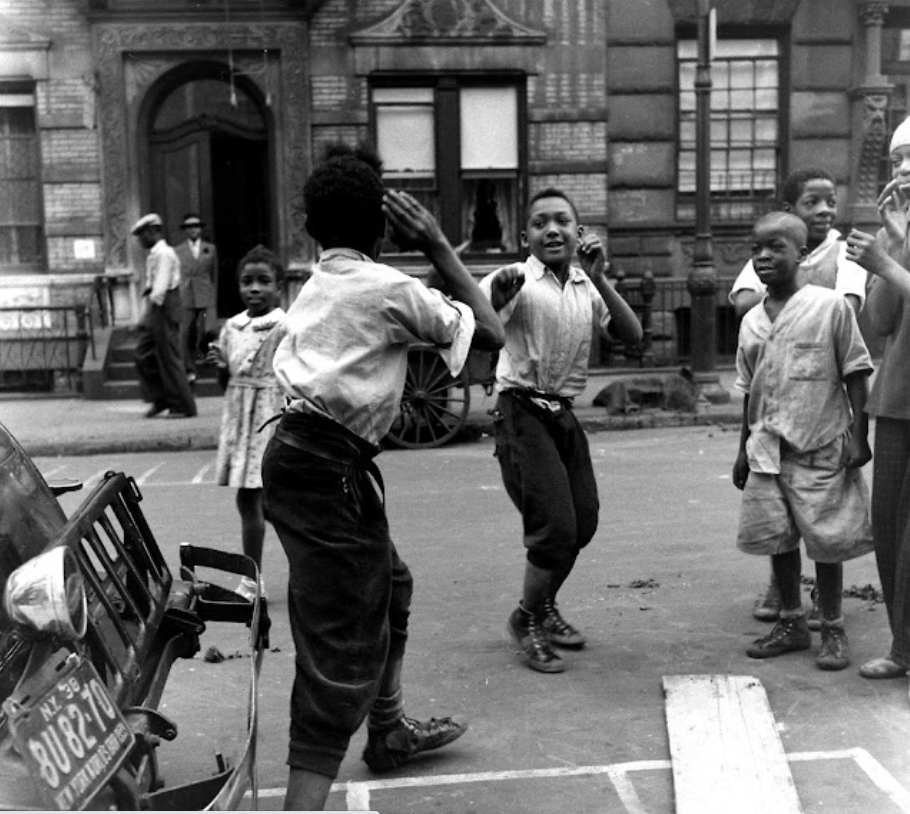 Striking Vintage Photographs Capture Harlem Street Life in the Late 1930s _ US