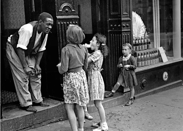 30 Amazing Snapshots Capture Street Life in New York City From the Mid-1930s to the End of the 1940s