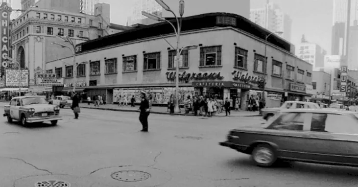 48 Vintage Photographs Capture Street Scenes of Chicago in the Early 1970s